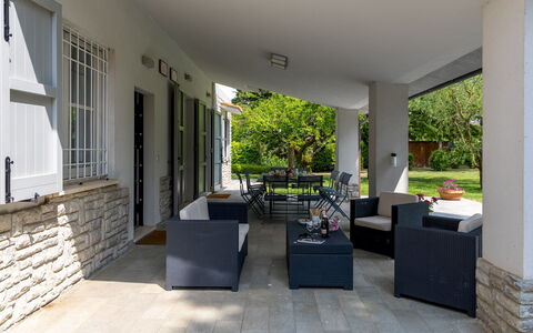 La Casetta 12: Meubilair, Buitenmeubels, Stoel, Flooring, Schaduw, Tafel, Verdieping, Buitentafel, Veranda, Patio