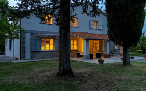 La Casetta 12: Gebouw, Huis, Huis, Woongebied, Dak, Verblijf, Deur, Landgoed, Siding, Gazon