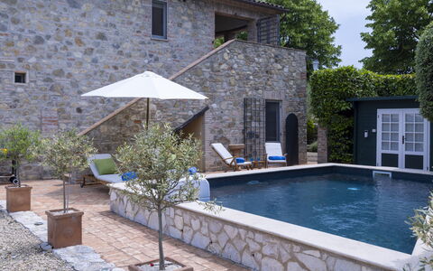 Villa Aperolli 4: Zwembad, Toevlucht, Huis, Woongebied, Huis, Buitenmeubels, Samengesteld Materiaal, Deur, Landgoed, Bloempot