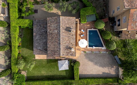Villa Aperolli 4: Woongebied, Zwembad, Huis, Huis, Land Lot, Dak, Stedelijk Ontwerp, Tuin, Landgoed, Landscaping