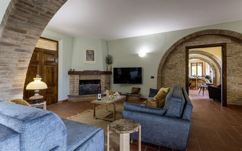Podere Gellino 14: Meubilair, Muur, Interieur Ontwerp, Flooring, Plafond, Bankstel, Verdieping, Kamer, Verlichting, Woonkamer