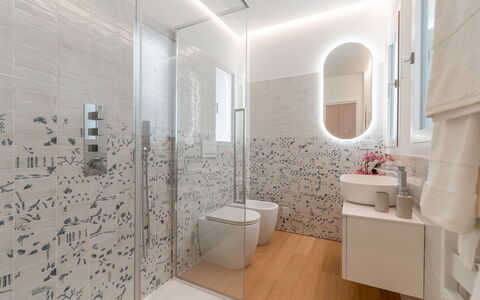 Dimora Mareblu 6: Flooring, Interieur Ontwerp, Muur, Verdieping, Loodgieterswerkinrichting, Badkamer, Plafond, Loodgieter, Lichte Inrichting, Verlichting