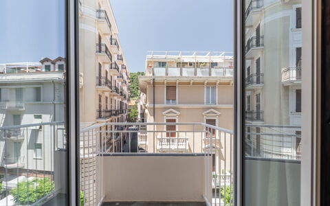 Dimora Mareblu 6: Appartement, Samengesteld Materiaal, Balkon, Glas, Condominium, Schaduw, Leuning, Aluminium, Daylighting, Staal