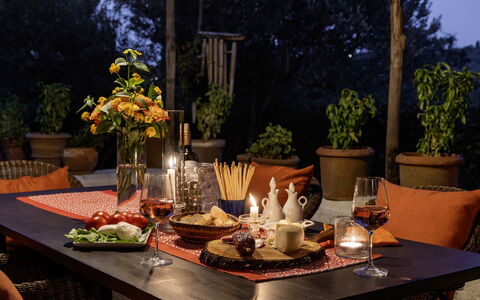 Case Novole 10: Meubilair, Tableware, Tafel, Tafelkleed, Drinkware, Voedsel, Serveware, Interieur Ontwerp, Stoel, Bloempot