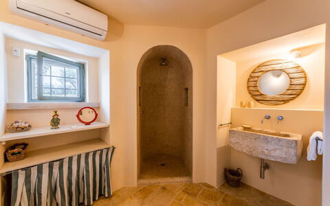 Trullo Magnifico 8: Muur, Interieur Ontwerp, Flooring, Verdieping, Plafond, Loodgieterswerkinrichting, Verlichting, Bad, Kamer, Badkamer