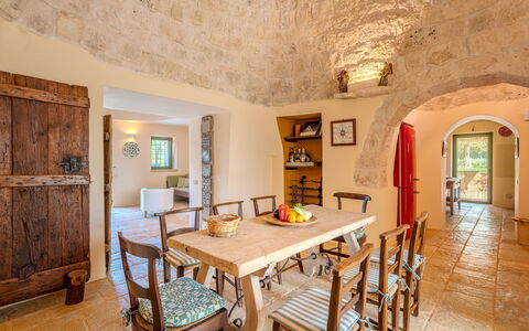 Trullo Magnifico 8: Meubilair, Muur, Interieur Ontwerp, Flooring, Tafel, Stoel, Keuken En Eettafel, Plafond, Eetkamer, Verdieping
