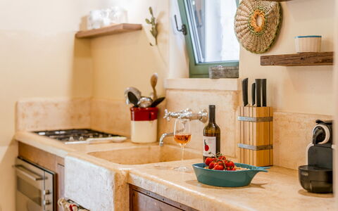 Trullo Magnifico 8: Countertop, Keuken, Ingrediënt, Voedsel, Natuurlijk Materiaal, Loodgieterswerkinrichting, Kamerplant, Kraan, Serveware