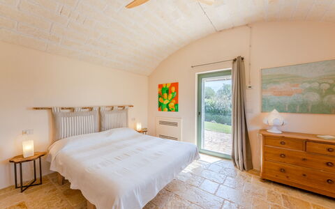Trullo Magnifico 8: Meubilair, Muur, Verdieping, Interieur Ontwerp, Flooring, Hout, Plafond, Slaapkamer, Bed, Verlichting