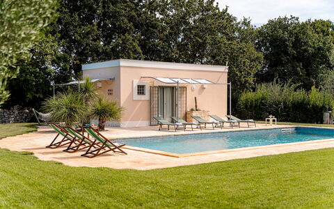Trullo Magnifico 8: Zwembad, Woongebied, Huis, Landgoed, Tuin, Schaduw, Verblijf, Landscaping, Toevlucht, Boerderij
