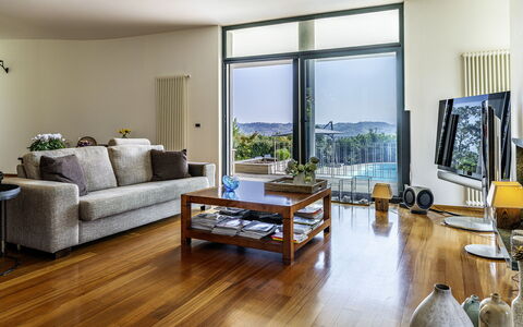 Villa Amyra 6+2: Meubilair, Interieur Ontwerp, Flooring, Bankstel, Verdieping, Woonkamer, Hout, Kamer, Plafond, Tafel