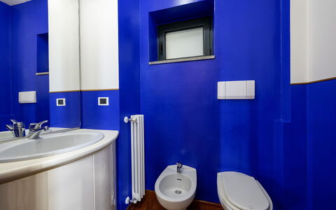 Villa Amyra 6+2: Blauw, Flooring, Loodgieterswerkinrichting, Verdieping, Badkamer, Loodgieter, Tegel, Kraan, Wastafel, Verf