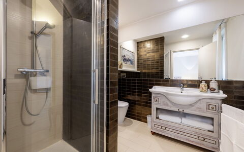 Villa Sparta 8+2: Badkamer, Loodgieterswerkinrichting, Interieur Ontwerp, Flooring, Verdieping, Wastafel, Bad, Wastafel In De Badkamer, Kraan, Badkamerkast