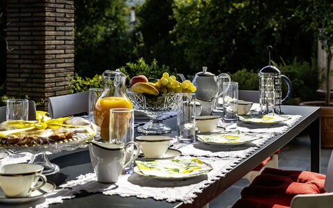 Villa Sparta 8+2: Tableware, Meubilair, Serveware, Tafel, Drinkware, Dishware, Tafelkleed, Bord, Voedsel