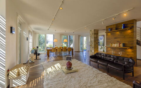 Brightline Villa 8: Flooring, Verdieping, Interieur Ontwerp, Meubilair, Hout, Plafond, Houten Vloer, Bankstel, Verlichting, Woonkamer