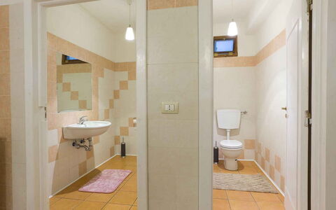 Villa Arbeio 8+6: Flooring, Muur, Verdieping, Loodgieterswerkinrichting, Badkamer, Interieur Ontwerp, Plafond, Toilet, Loodgieter, Kamer