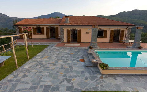 Villa Arbeio 8+6: Zwembad, Flagstone, Tegel, Schaduw, Toevlucht, Binnenplaats
