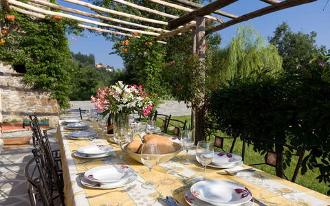 Villa Arbeio 8+6: Meubilair, Tafel, Stoel, Buitenmeubels, Buitentafel, Restaurant, Keuken En Eettafel, Schaduw, Tuin, Tafelkleed
