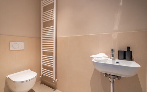 Cascina Buzio 12: Flooring, Muur, Verdieping, Badkamer, Loodgieterswerkinrichting, Interieur Ontwerp, Toilet, Loodgieter, Wc Bril, Tegel