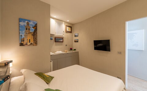 Aurora 2+2: Bed, Muur, Interieur Ontwerp, Slaapkamer, Verdieping, Hout, Laken, Flooring, Bedding, Kamer