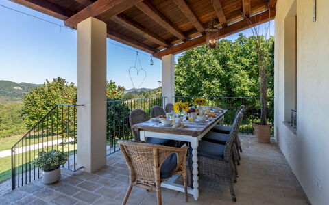 Casale la Cascina 8: Meubilair, Stoel, Tafel, Keuken En Eettafel, Buitenmeubels, Buitentafel, Eetkamer, Schaduw, Beits, Koffietafel
