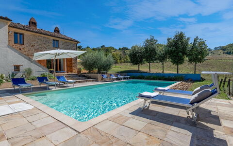 Casale la Cascina 8: Blauw, Zwembad, Landgoed, Buitenmeubels, Toevlucht, Villa, Eco Hotel, Landscaping, Waterpartij, Hacienda