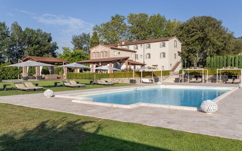 Villa Ginevra 12: Zwembad, Buitenmeubels, Toevlucht, Landgoed, Ligstoel, Villa, Hotel, Paraplu, Binnenplaats, Patio