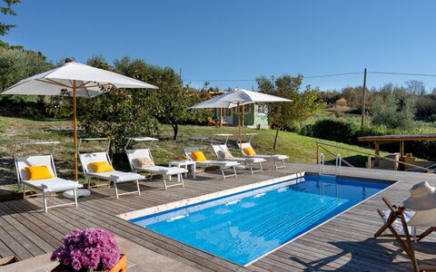 Villino Ariachiara 6: Zwembad, Meubilair, Buitenmeubels, Ligstoel, Toevlucht, Stoel, Paraplu, Schaduw, Eco Hotel, Chaise Longue