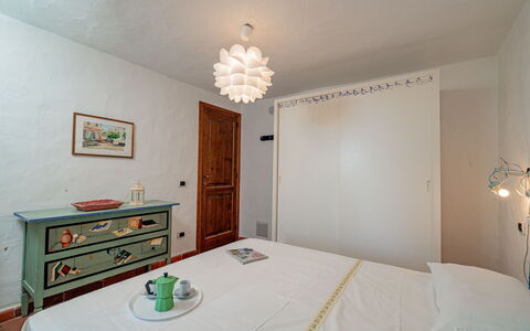 Villa Pitrizzina 8: Meubilair, Interieur Ontwerp, Muur, Slaapkamer, Hout, Bed, Kamer, Plafond, Flooring, Verdieping