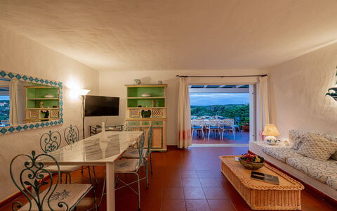 Villa Pitrizzina 8: Meubilair, Keuken En Eettafel, Stoel, Toevlucht, Koffietafel, Hotel, Kamerplant, Eco Hotel, Eetkamer
