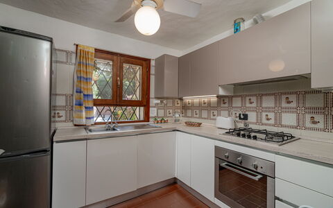 Villa Pitrizzina 8: Keuken, Toestel Van De Keuken, Countertop, Cabinetry, Interieur Ontwerp, Major Appliance, Flooring, Hout, Plafond, Fornuis