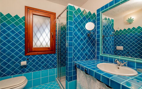 Villa Pitrizzina 8: Blauw, Interieur Ontwerp, Flooring, Verdieping, Loodgieterswerkinrichting, Tegel, Plafond, Kraan, Badkamer, Loodgieter