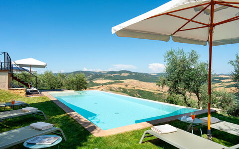 Villa Francesca 10: Blauw, Zwembad, Heuvel, Toevlucht, Ligstoel, Eco Hotel, Buitenmeubels, Bergketen, Villa, Landgoed