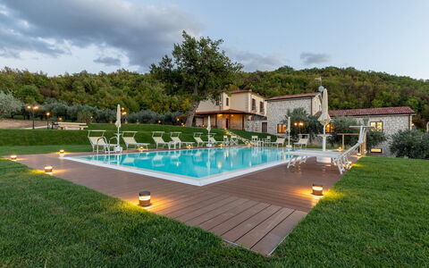 Villa Cusano 18: Zwembad, Toevlucht, Landgoed, Eco Hotel, Hacienda, Thermae, Backyard, Villa, Hotel, Boerderij