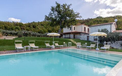 Villa Cusano 18: Zwembad, Toevlucht, Eco Hotel, Boerderij, Thermae, Hacienda, Villa, Hotel, Backyard