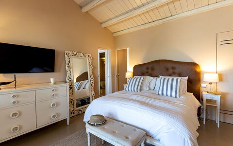 Baia L'Aura 8: Meubilair, Bed, Slaapkamer, Interieur Ontwerp, Laken, Bedding, Hout, Plafond, Linens, Verdieping