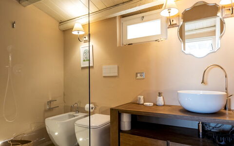 Baia L'Aura 8: Badkamer, Loodgieterswerkinrichting, Wastafel In De Badkamer, Interieur Ontwerp, Flooring, Muur, Verdieping, Wastafel, Hout, Kraan