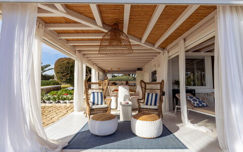 Baia L'Aura 8: Hout, Meubilair, Interieur Ontwerp, Buitenmeubels, Stoel, Toevlucht, Veranda, Schaduw, Outdoor Structuur, Beits