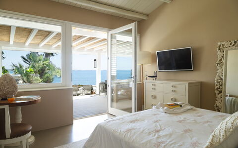 Baia L'Aura 8: Meubilair, Interieur Ontwerp, Slaapkamer, Bed, Verdieping, Plafond, Verlichting, Huis, Flooring, Kamer