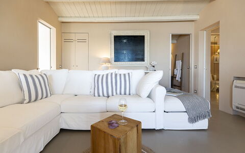 Baia L'Aura 8: Meubilair, Interieur Ontwerp, Bankstel, Flooring, Woonkamer, Verdieping, Hout, Kamer, Plafond, Textiel