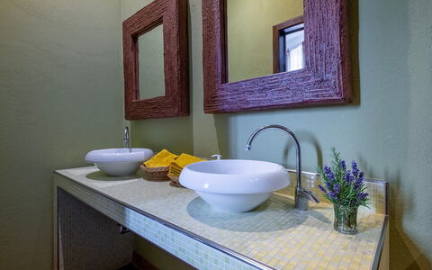Podere Sant'Eugenio 14: Wastafel In De Badkamer, Loodgieterswerkinrichting, Wastafel, Interieur Ontwerp, Kraan, Badkamer, Loodgieter, Countertop, Porselein, Spiegel