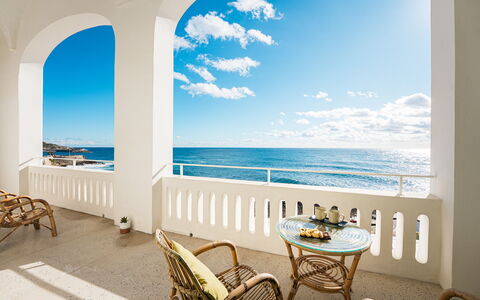 Villa Aristula 11: Zee, Horizon, Kust En Oceanic Landvormen, Balkon, Kust, Oceaan, Appartement, Strand, Toevlucht, Kust