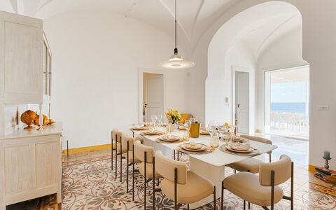 Villa Aristula 11: Meubilair, Interieur Ontwerp, Flooring, Tafel, Verdieping, Keuken En Eettafel, Stoel, Eetkamer, Natuurlijk Materiaal