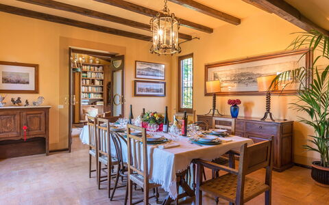 Montepietraia e San Martino 18: Meubilair, Interieur Ontwerp, Tafel, Flooring, Hout, Stoel, Eetkamer, Plafond, Keuken En Eettafel, Verdieping