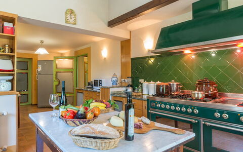 Montepietraia e San Martino 18: Keuken, Interieur Ontwerp, Meubilair, Plafond, Flooring, Cabinetry, Countertop, Toestel Van De Keuken, Fornuis, Verlichting