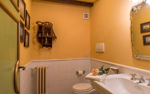 Montepietraia e San Martino 18: Muur, Interieur Ontwerp, Geel, Loodgieterswerkinrichting, Badkamer, Wastafel In De Badkamer, Verlichting, Kraan, Flooring, Loodgieter