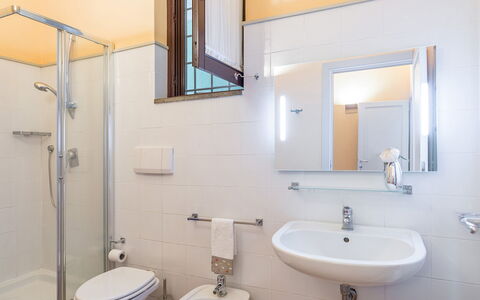 Montepietraia e San Martino 18: Interieur Ontwerp, Flooring, Verdieping, Kamer, Plafond, Loodgieterswerkinrichting, Meubilair, Wastafel, Kraan, Loodgieter