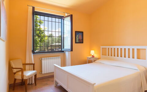 Montepietraia e San Martino 18: Interieur Ontwerp, Bed, Slaapkamer, Meubilair, Kamer, Verdieping, Bed Frame, Flooring, Huis, Plafond