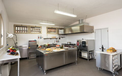 Villa le Beringhe 30: Toestel Van De Keuken, Keuken, Major Appliance, Countertop, Huishoudapparatuur, Verlichting, Flooring, Meubilair, Fornuis, Cabinetry