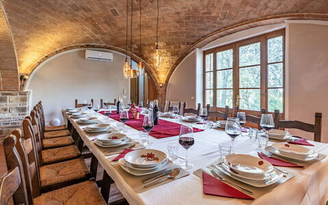La Burraia 18: Meubilair, Interieur Ontwerp, Tafel, Stoel, Plafond, Keuken En Eettafel, Eetkamer, Flooring, Kamer, Restaurant