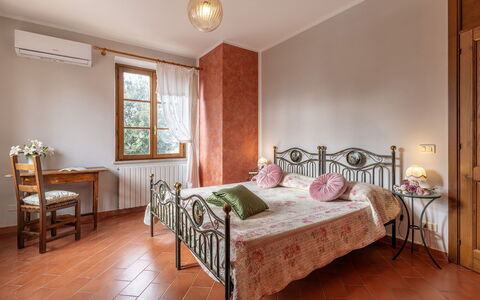 La Burraia 18: Meubilair, Bed, Interieur Ontwerp, Slaapkamer, Muur, Laken, Bedding, Hout, Linens, Flooring